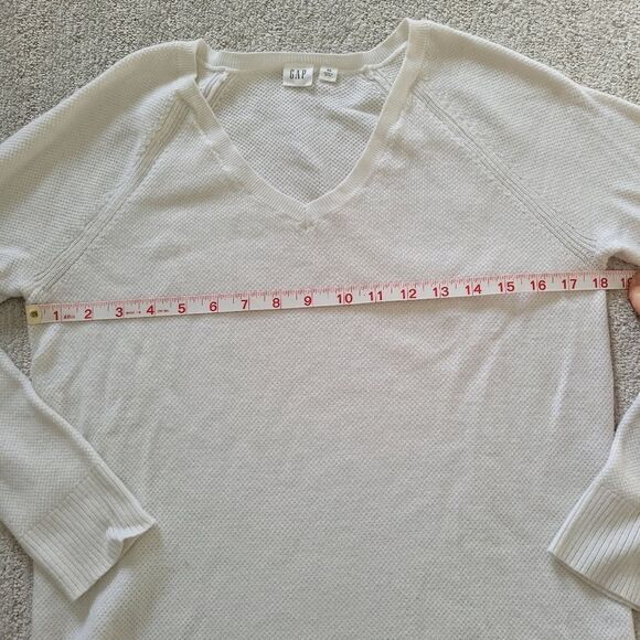 3/$15 Gap White V-Neck Textured Sweater Size XS - Picture 6 of 7